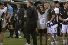 Οι αντιδράσεις του Λουτσέσκου και το... πέσιμο στον Πέλκα: Η παρακάμερα του ΟΦΗ - ΠΑΟΚ (vid)