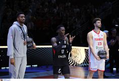 Παγερό βλέμμα και αμηχανία: Η στιγμή που ο Σενγκούν καταλαβαίνει ότι χειραψία με τον Γιάννη... δεν παίζει (vid)