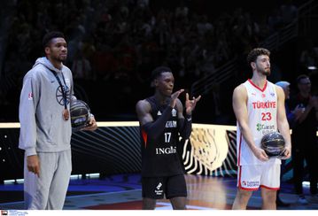 Παγερό βλέμμα και αμηχανία: Η στιγμή που ο Σενγκούν καταλαβαίνει ότι χειραψία με τον Γιάννη... δεν παίζει (vid)