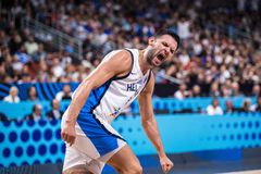 Η συγκλονιστική φωτογραφία του Παπανικολάου με το χάλκινο μετάλλιο στο κέντρο του γηπέδου