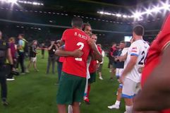 H αγκαλιά Καρεμπέ - Μπρούνο Άλβες στον Φιλανθρωπικό Αγώνα Legends