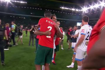 H αγκαλιά Καρεμπέ - Μπρούνο Άλβες στον Φιλανθρωπικό Αγώνα Legends