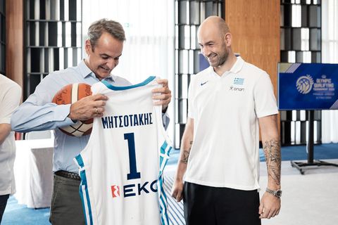 Τηλεφωνική επικοινωνία Μητσοτάκη με Σπανούλη για το χάλκινο μετάλλιο της Εθνικής