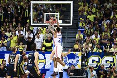 Ο Ερυθρός Αστέρας με άμυνα για σεμινάριο κατάπιε τη Φενέρμπαχτσε στην Κωνσταντινούπολη