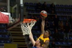 Ο Σέιμπεν Λι συστήθηκε στην Euroleague με τρομερό κάρφωμα στον αιφνιδιασμό της Μακάμπι (vid)