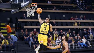 Εντυπωσιακό κάρφωμα από τον Αρμς στην αναμέτρηση της ΑΕΚ με την Σολνόκι (vid)