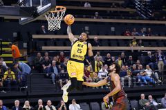 Εντυπωσιακό κάρφωμα από τον Αρμς στην αναμέτρηση της ΑΕΚ με την Σολνόκι (vid)