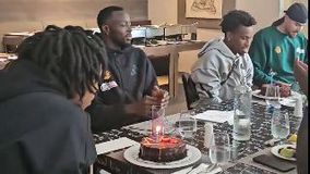 Γιορτινό κλίμα στον Παναθηναϊκό: H τούρτα έκπληξη σε Σορτς και Χολμς