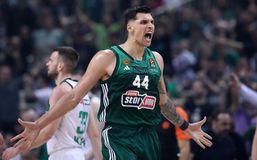 Ο διαστημικός Μήτογλου και ο ηγέτης Σλούκας έδωσαν στον Παναθηναϊκό το θρίλερ με τη Ζαλγκίρις στο «καυτό» ΟΑΚΑ