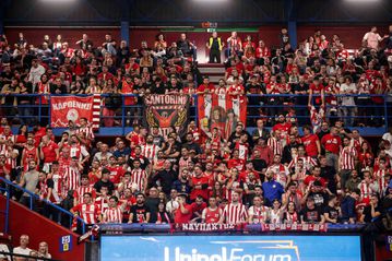 Η συγκινητική κίνηση για τον Έβανς και το χειροκρότημα στον κόσμο - Η παρακάμερα του Ολυμπιακού με Αρμάνι (vid)