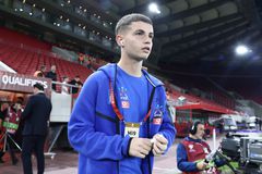 Ο Μουζακίτης υπέγραψε αυτόγραφα πριν τη σέντρα του Ελλάδα - Σκωτία (gallery)