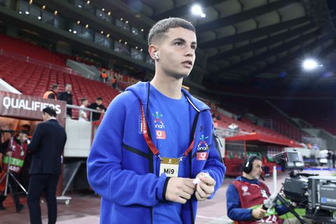 Ο Μουζακίτης υπέγραψε αυτόγραφα πριν τη σέντρα του Ελλάδα - Σκωτία (gallery + video))