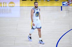 Ο Κάρι «μίλησε» ξανά και οι Ουόριορς λύγισαν τους Σπερς του Γουεμπανιάμα