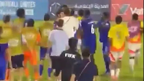 Σκηνές χάους στο Παγκόσμιο Κύπελλο Κ17 με γενικευμένη σύρραξη (vid)