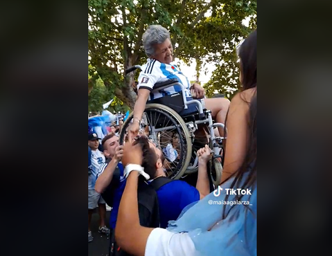Υπέροχη κίνηση από τους Αργεντίνους: Οπαδοί σήκωσαν ηλικιωμένη γυναίκα σε αμαξίδιο και πανηγύρισαν (vid)
