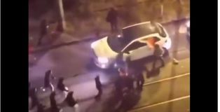 Η στιγμή που ο 14χρονος παρασύρεται από το αυτοκίνητο που κάνει αναστροφή (video)