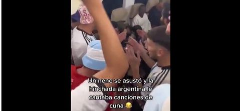 Αυτά μόνο οι Αργεντινοί: Άφησαν τα συνθήματα και έπιασαν το νανούρισμα για χάρη ενός πιτσιρικά στο Μετρό του Κατάρ