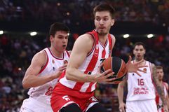 Ντεμπούτο για Πετρούσεφ στο ΣΕΦ - Τον έριξε στο παρκέ ο Μπαρτζώκας (vid)