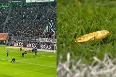 Οργή από τους οπαδούς της Γκλάντμπαχ για τον νέο επενδυτή στη Bundesliga: Διέκοψαν το ματς με τη Βέρντερ πετώντας σοκολατένια κέρματα