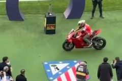Ο πρωταθλητής του MotoGP έφτασε στο Metropolitano με τη... μηχανή του για να βραβευτεί από την Ατλέτικο (vid)
