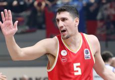 Φραστικό επεισόδιο Λαρεντζάκη με άνθρωπο του Πανιωνίου πριν ξεκινήσει το τρίτο δεκάλεπτο (vid)