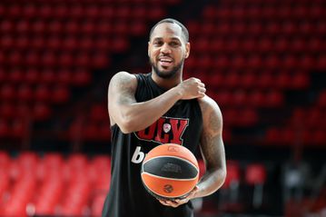 Οι πρώτες στιγμές του Μόντε Μόρις με τα ερυθρόλευκα (pics)