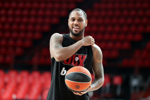 Οι πρώτες στιγμές του Μόντε Μόρις με τα ερυθρόλευκα (pics)