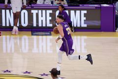 Θρίλερ στο Φοίνιξ με νικητές τους Λέικερς