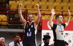 Οι «καρδούλες» του Μπόγρη στο ΣΕΦ (vids)