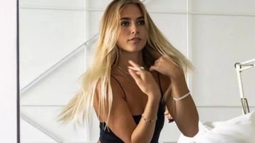 Η πέτρα του σκανδάλου: Ποιο είναι το κορίτσι... Twingo του Πικέ που ακούει στο όνομα Κλάρα Μαρτί (pics)