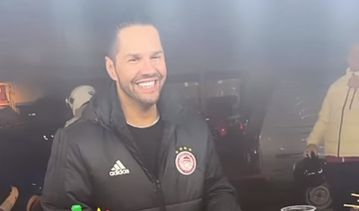 Ο Τσαλίκης με μπουφάν Ολυμπιακού, πουλάει βρώμικο σε καντίνα έξω από το Καραϊσκάκη (vid)