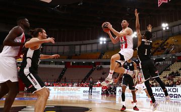 Ουόκαπ και Παπανικολάου συνεργάζονται με κλειστά μάτια (vid)