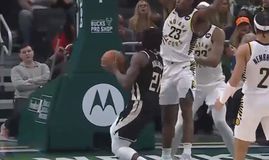 Ο Χόλιντεϊ «ντύθηκε»... Γιάννης και οι Μπακς υπέταξαν τους Πέισερς!