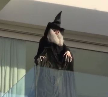 Η Σακίρα έβαλε στο μπαλκόνι μια κακιά μάγισσα για να κάνει βουντού στην μητέρα του Πικέ! (vids)