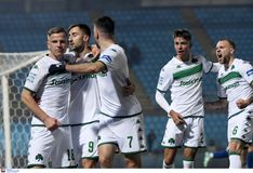 Πρώτος με διαφορά και χωρίς να... τραβάει