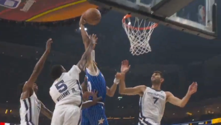 Απίστευτο κάρφωμα από τον Μπλακ των Μάτζικ απέναντι σε τέσσερις παίκτες των Γκρίζλις