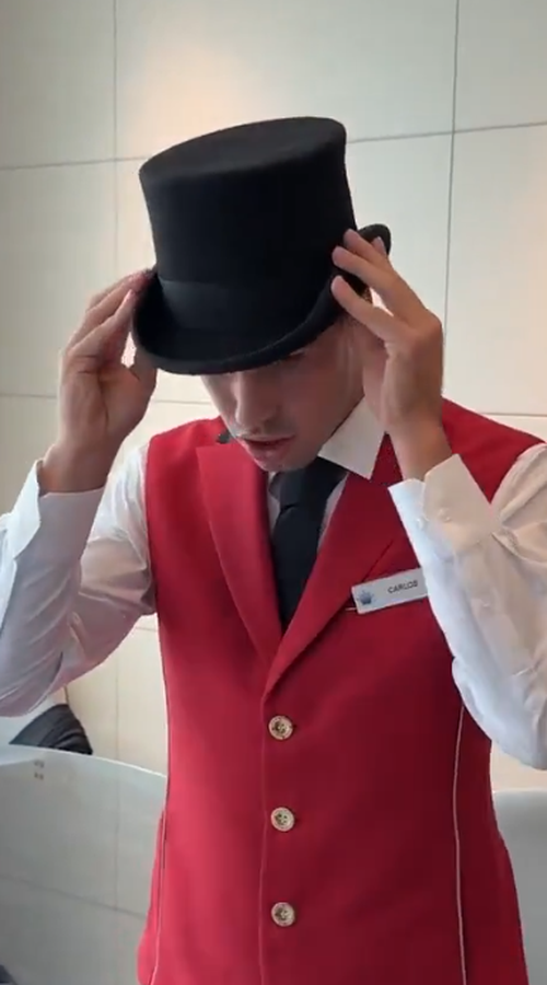 Ο Κάρλος Αλκαράθ σε ρόλο γκρουμ - Άφησε τη ρακέτα και σήκωσε βαλίτσες στη Μελβούρνη (vid)