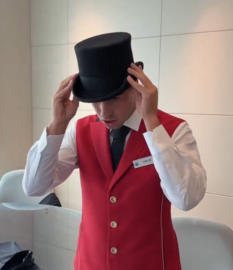 Ο Κάρλος Αλκαράθ σε ρόλο γκρουμ - Άφησε τη ρακέτα και σήκωσε βαλίτσες στη Μελβούρνη (vid)