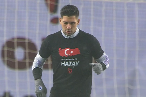 Φορώντας μπλούζα με σημαία της Τουρκίας έκανε προθέρμανση ο Μπακασέτας (vid)