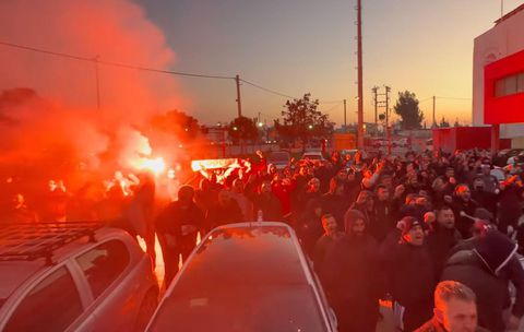 Έγινε η νύχτα μέρα: Η αποθέωση των παικτών του Ολυμπιακού στου Ρέντη μετά τον ιστορικό θρίαμβο επί του Παναθηναϊκού (vid)