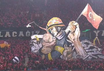 Συγκλονιστικό κορεό από τους οπαδούς της Τράμπζονσπορ για τον φονικό σεισμό στην Τουρκία (vids)