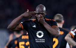 Ο Λουκάκου και η χειρονομία μετά το γκολ κόντρα στη Φέγενορντ: Τι σημαίνει και το μήνυμα που έστειλε ο Βέλγος φορ της Ρόμα (vid)