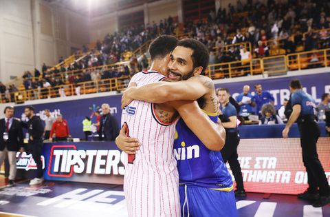 Αγκαλιασμένοι οι αδερφοί Μήτρου Λονγκ μετά το τέλος του Ολυμπιακός - Περιστέρι