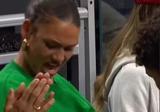 Η επική αντίδραση της κόρης του Ρόντμαν στην ιδρωμένη αγκαλιά του φίλου της