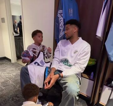 Οι γιοι του Γιάννη Αντετοκούνμπο μαγεύτηκαν από τον Γουεμπανιάμα στο All-Star Game - Η ατάκα του «Greak Freak» (vid)