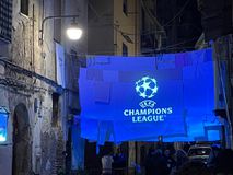 Απίστευτοι οπαδοί της Νάπολι: Μετέδωσαν το ματς με την Άιντραχτ σε πετσέτες και εσώρουχα στα σοκάκια του Quartieri Spagnoli (vid)