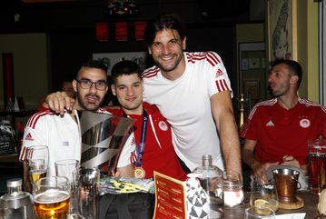 Τα «έσπασε» ο Ολυμπιακός μετά την κατάκτηση του Challenge Cup στο βόλεϊ - Το «ερυθρόλευκο» γλέντι (vids)