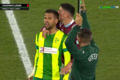 Απίστευτο σκηνικό, ο Φορνάλς ζήτησε να μην αποβληθεί αντίπαλός του μετά τη χρήση VAR (vid)