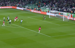 Αντί για γκολ, παραλίγο να στείλει την μπάλα εκτός γηπέδου: Το τραγικό τετ α τετ του Ράσφορντ (vid)