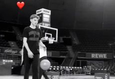 Ο εγγονός του Πέσιτς παίζει μπάσκετ με μπλουζάκι «Θρύλος 7»